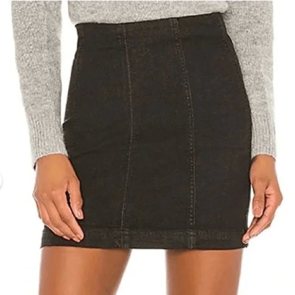 FREE PEOPLE Modern Femme black stretch mini skirt. Size 4 Small